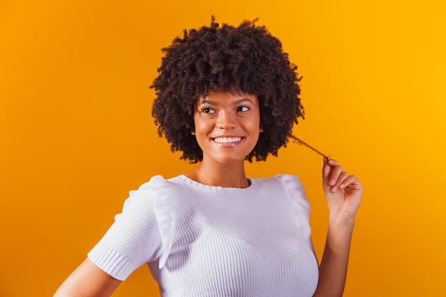 Ritratto di bellezza della donna afroamericana con acconciatura afro e trucco glamour.