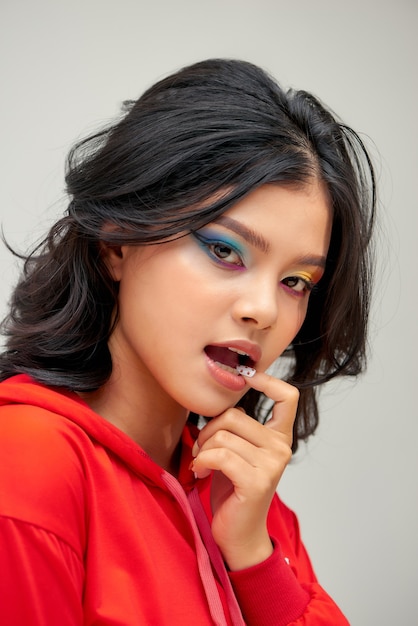 Ritratto di bellezza della donna asiatica attraente con trucco glamour.