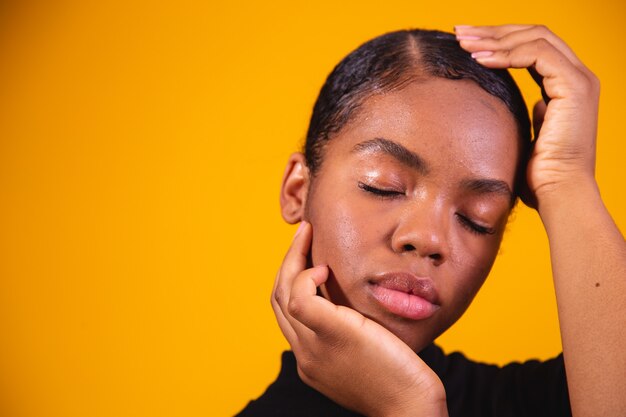 Ritratto di bellezza della ragazza afroamericana. Bella donna di colore. Cosmetici, trucco e moda