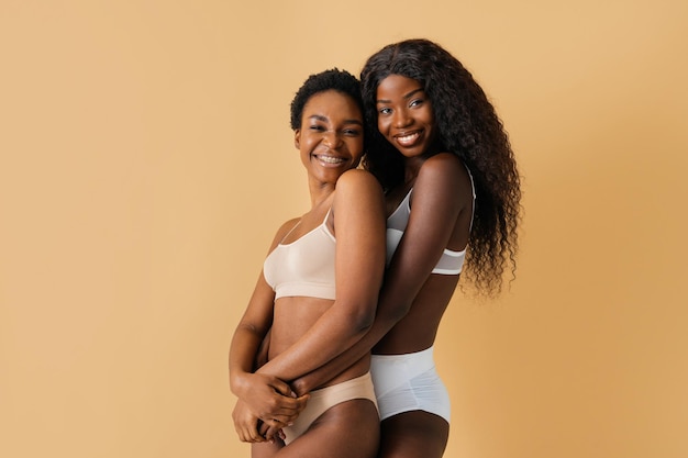 Ritratto di bellezza di belle donne nere che indossano biancheria intima di lingerie Piuttosto giovani donne africane che posano in studio concetti sulla cosmetologia e la diversità di bellezza