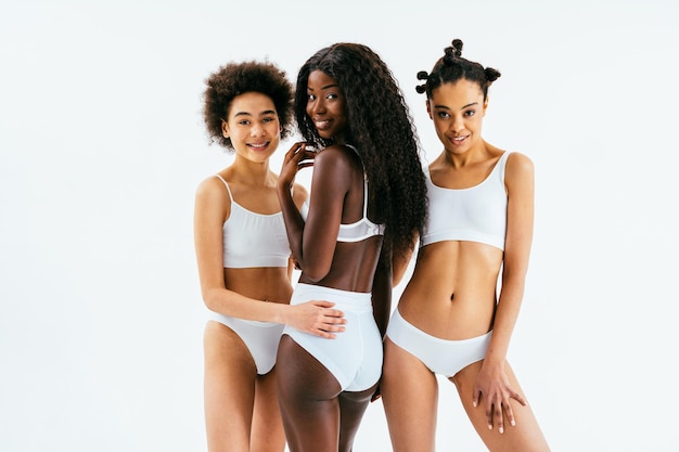 Ritratto di bellezza di belle donne nere che indossano biancheria intima di lingerie Piuttosto giovani donne africane che posano in studio concetti sulla cosmetologia e la diversità di bellezza