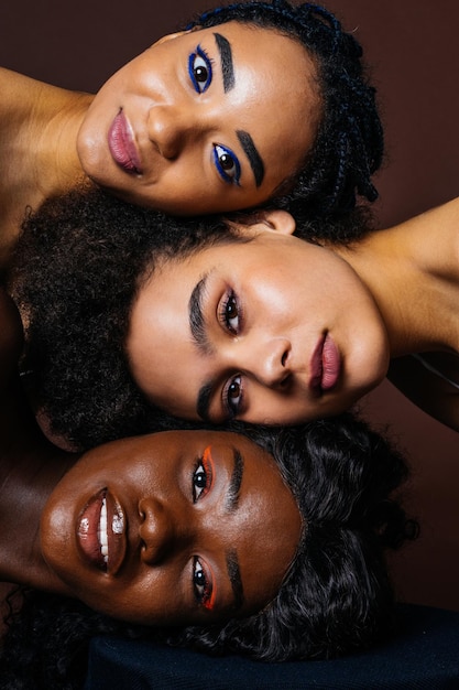 Ritratto di bellezza di belle donne nere che indossano biancheria intima di lingerie Piuttosto giovani donne africane che posano in studio concetti sulla cosmetologia e la diversità di bellezza