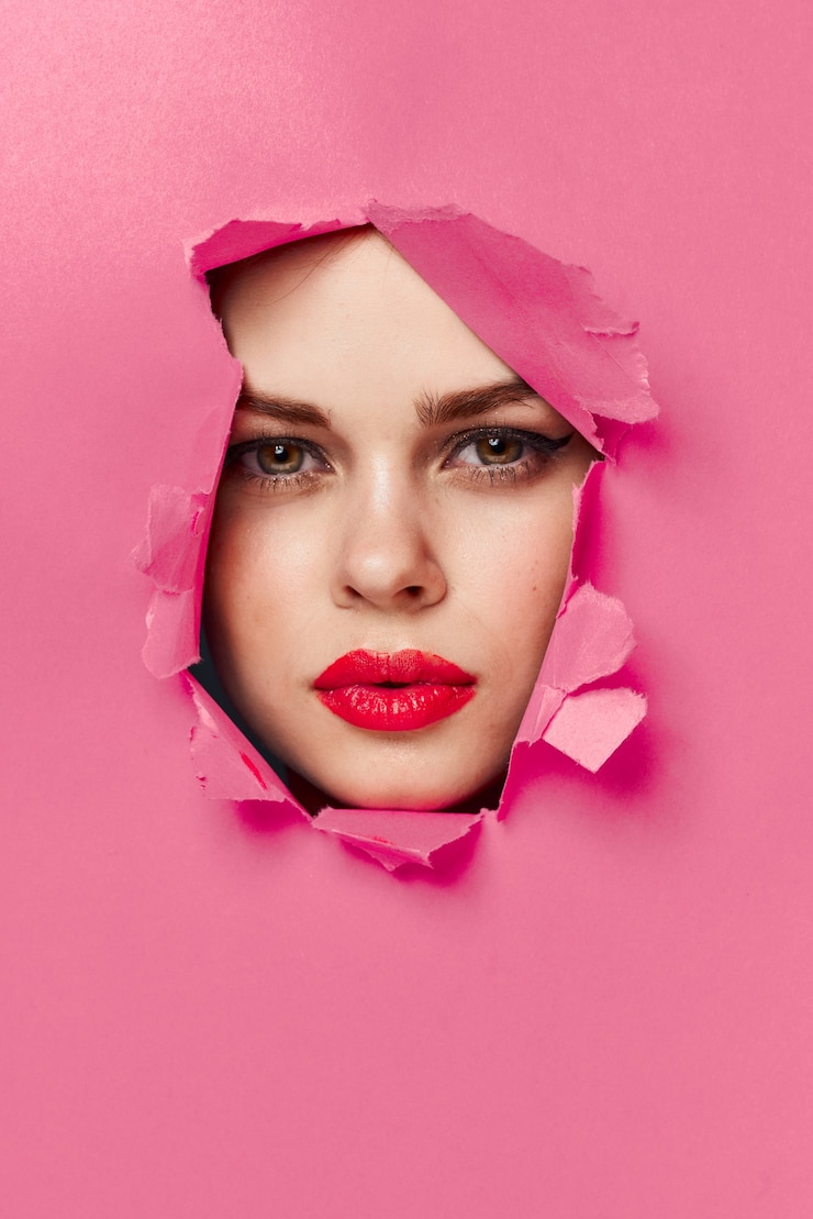 Foto ritratto di bellezza di moda donna da parti di carta colorata strappata del viso