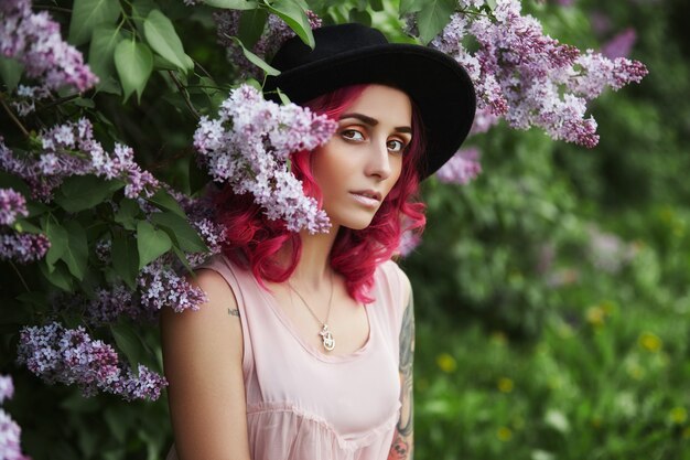 Ritratto di bellezza di primavera bella donna con i capelli rossi