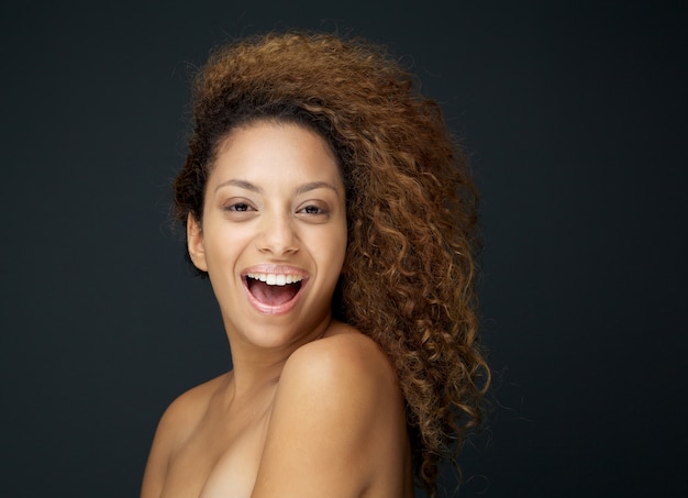 Ritratto di bellezza di una donna attraente ridendo con i capelli ricci