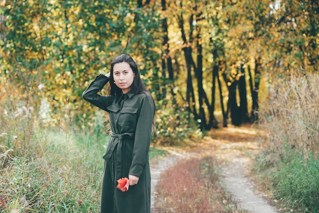 Ritratto di bellezza femminile circondato da fogliame vivido. Sognante bella ragazza con lunghi capelli neri naturali