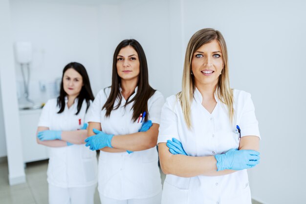 Ritratto di bello assistente di laboratorio femminile caucasico in uniforme bianca