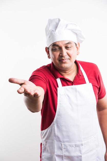 Ritratto di bello chef maschio indiano in posa mentre si fanno attività