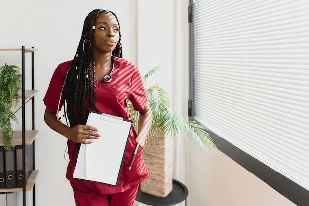 Ritratto di bello medico afroamericano femminile sorridente