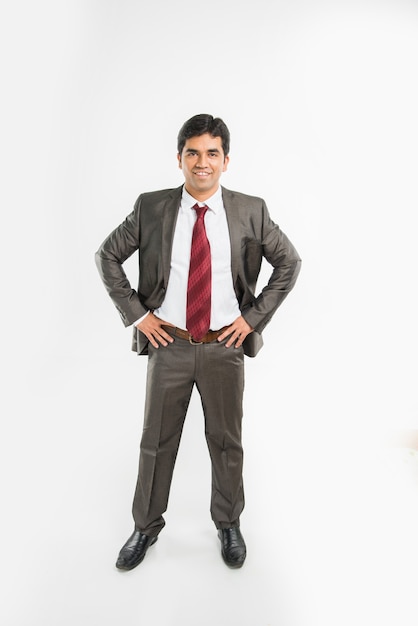 Ritratto di bello uomo d'affari asiatico o indiano in piedi isolato su sfondo bianco