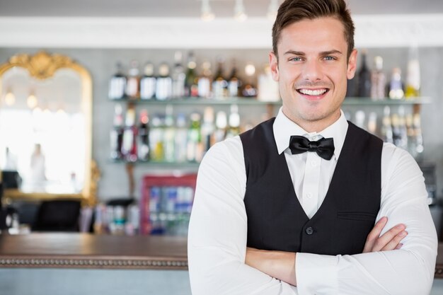 Ritratto di cameriere in piedi al bancone del bar