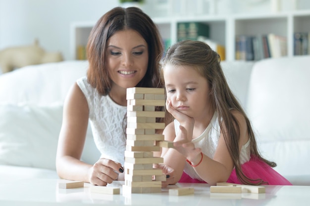 Ritratto di carino madre e figlia che giocano