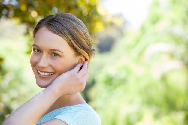 Ritratto di Close-up di donna felice nel parco