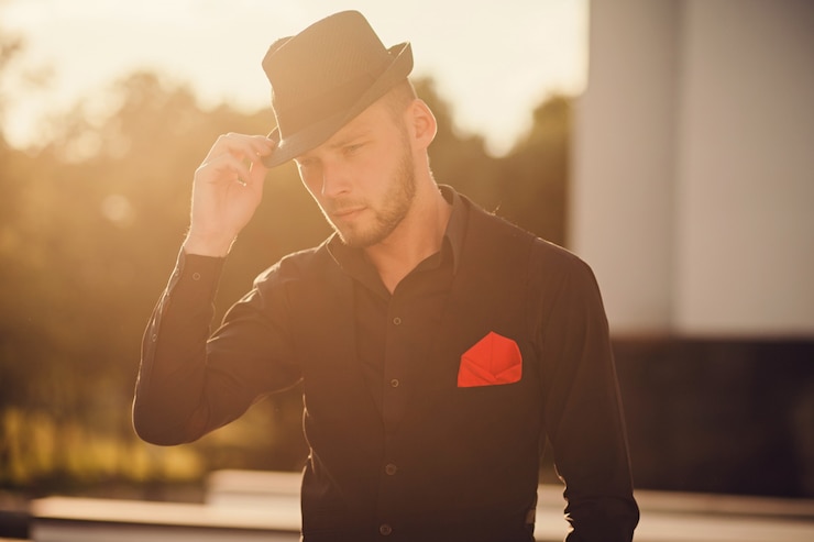 Foto ritratto di close-up di un giovane uomo di successo in un cappello.