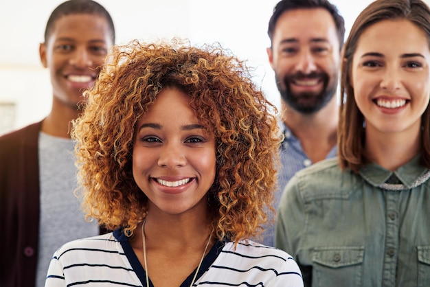 Ritratto di collaborazione o leadership con una donna di colore manager in piedi con il suo team in ufficio Gestione del lavoro di squadra o degli affari con una donna leader e un gruppo di colleghi insieme al lavoro