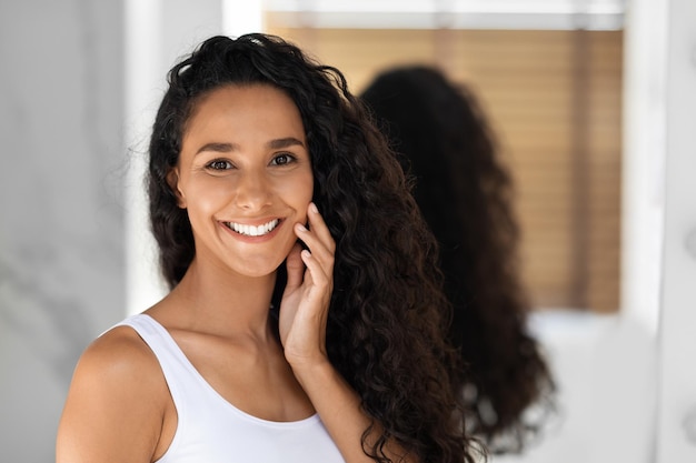 Ritratto di concetto di bellezza di giovane bella donna felice che posa nel bagno moderno