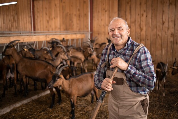 Ritratto di contadino o allevatore in piedi in fattoria