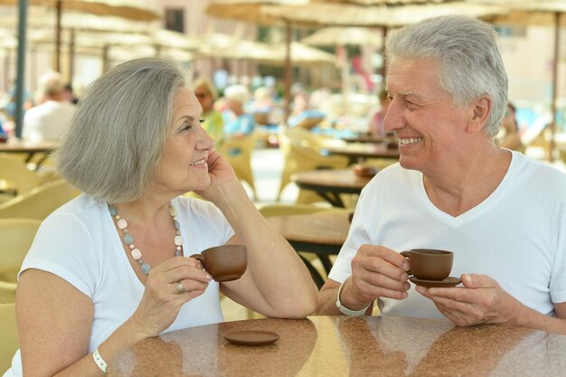 Ritratto di coppia senior che beve caffè al bar