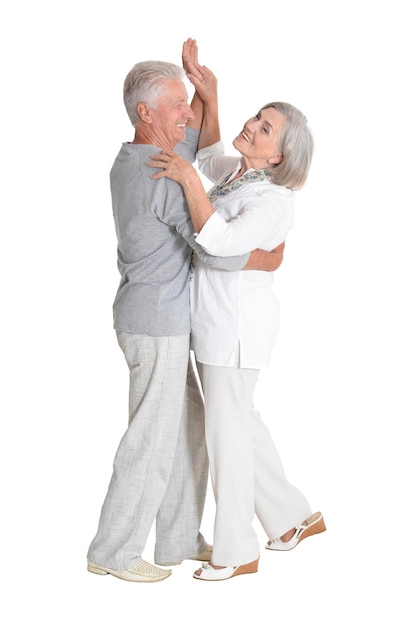 Ritratto di coppia senior danzante isolato su sfondo bianco