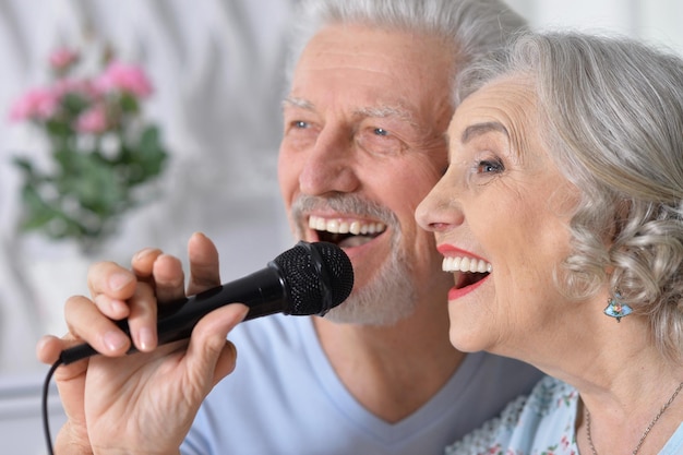 Ritratto di coppia senior marito e moglie che cantano canzoni