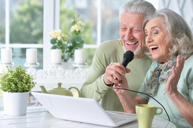 Ritratto di coppia senior marito e moglie che cantano canzoni