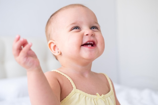 ritratto di cute bambina sorridente con i primi denti da latte Neonato sano