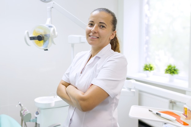 Ritratto di dentista femmina con le braccia incrociate