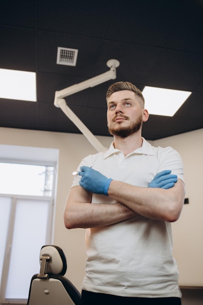 Ritratto di dentista in piedi con le braccia incrociate in clinica