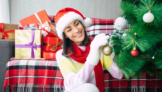 ritratto di donna a casa che indossa il cappello della santa