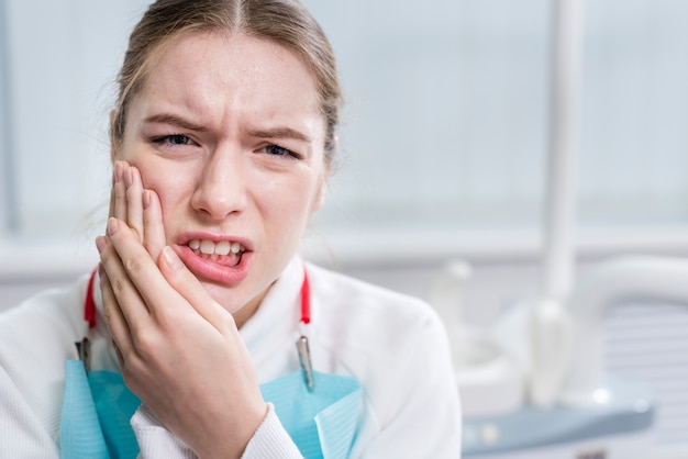 Ritratto di donna adulta con mal di denti