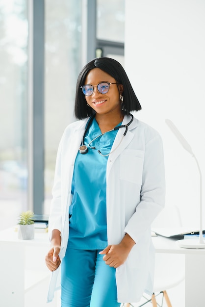 Ritratto di donna africana medico sul posto di lavoro