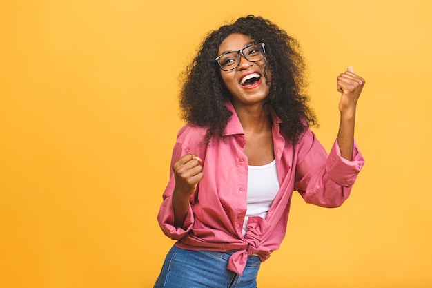 Ritratto di donna afro-americana con gli occhiali