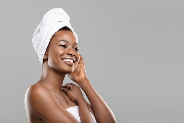 Ritratto di donna afro con asciugamano sulla testa e pelle perfetta