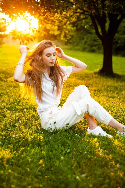 ritratto di donna al tramonto vicino all'albero