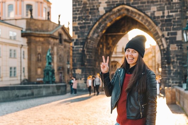 Ritratto di donna all'alba al ponte charles a praga