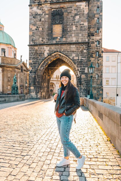 Ritratto di donna all'alba al ponte charles a praga