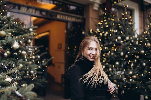 Ritratto di donna all'aperto sulla decorazione del nuovo anno