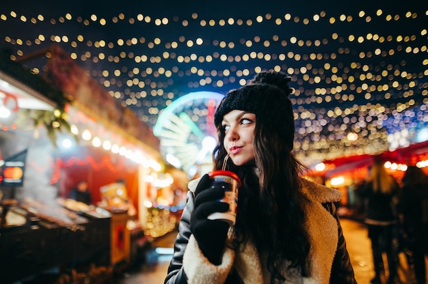 ritratto di donna alla fata di Natale bevendo cioccolata calda