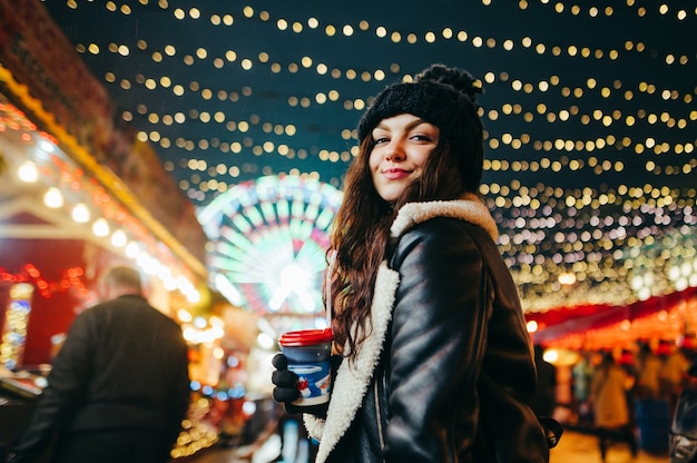 ritratto di donna alla fata di Natale bevendo cioccolata calda