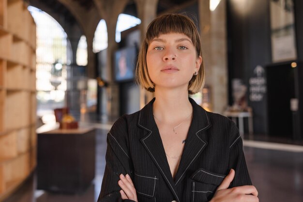 Ritratto di donna allegra che guarda l'obbiettivo in camicia nera