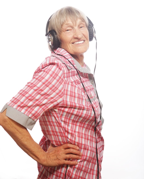 Ritratto di donna anziana che ascolta musica isolata su bianco