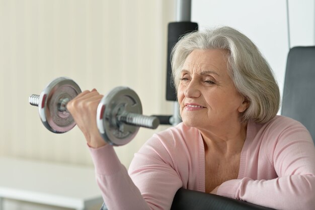 Ritratto di donna anziana che si esercita in palestra