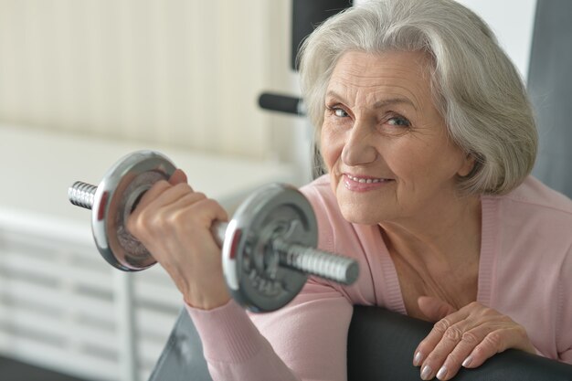 Ritratto di donna anziana che si esercita in palestra