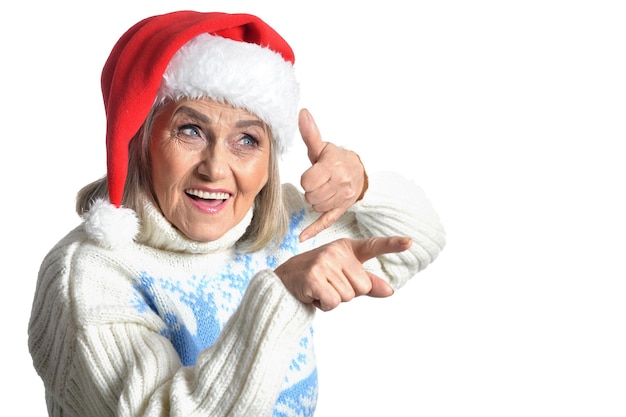 Ritratto di donna anziana con cappello da Babbo Natale isolato su sfondo bianco