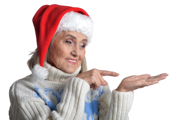 Ritratto di donna anziana con cappello da Babbo Natale isolato su sfondo bianco