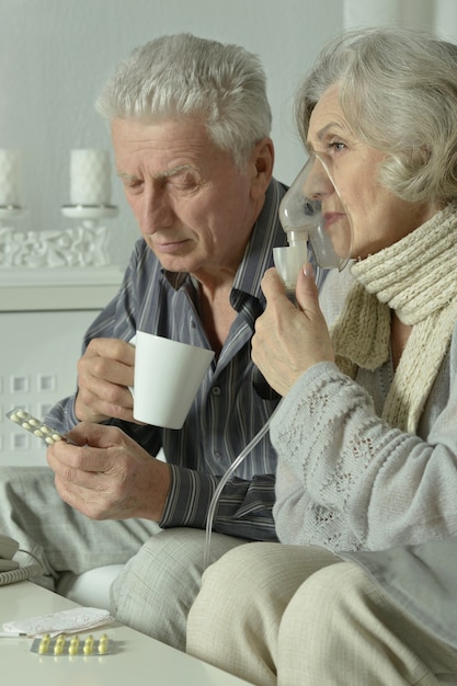 Ritratto di donna anziana con inalazione di influenza