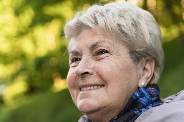 Ritratto di donna anziana con uno sguardo visivo negli occhi al parco durante la stagione autunnale