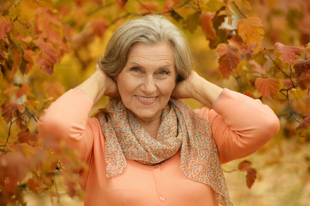 Ritratto di donna anziana nel parco in autunno