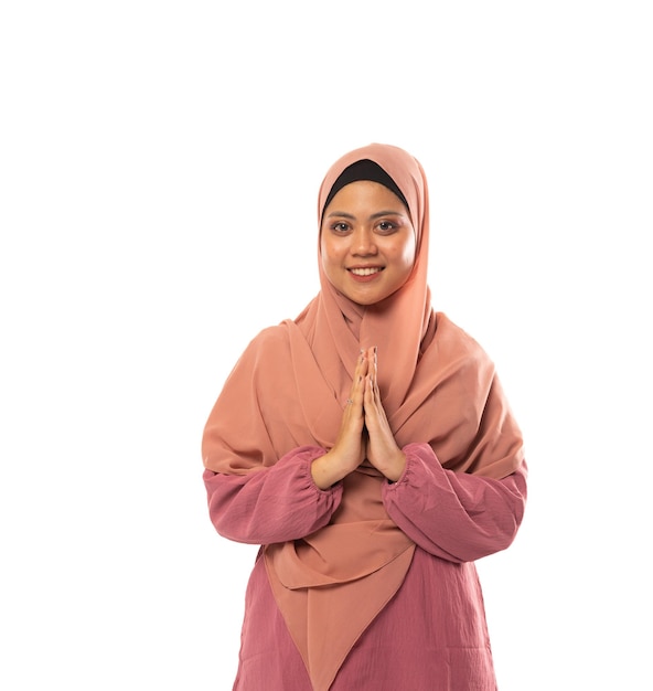 Ritratto di donna asiatica attraente in hijab in piedi con gesto della mano di saluto su backgrou isolato
