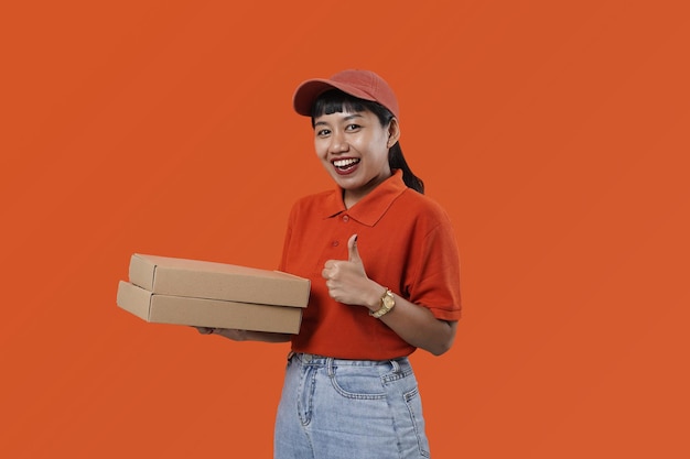 Ritratto di donna asiatica che effettua la consegna di un piccolo pacchetto. spedizione internazionale tramite servizio di consegna